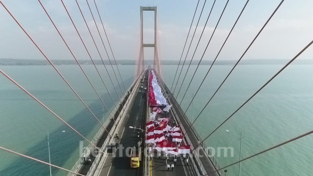 Parade Sang Saka Merah Putih Sambut Pelantikan Jokowi