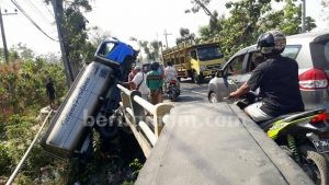 Evakuasi Laka Mobil Pengangkut Air Ganggu Arus Lalin Madura