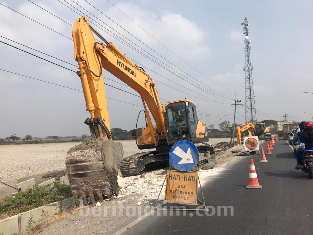 Ada Pemasangan Box Culvert, Arus Lalin Jalan Pantura Daendels Gresik Buka Tutup