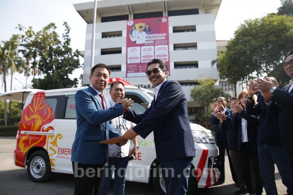 Peringati Sumpah Pemuda, Alumni Ubaya Sumbang Ambulan
