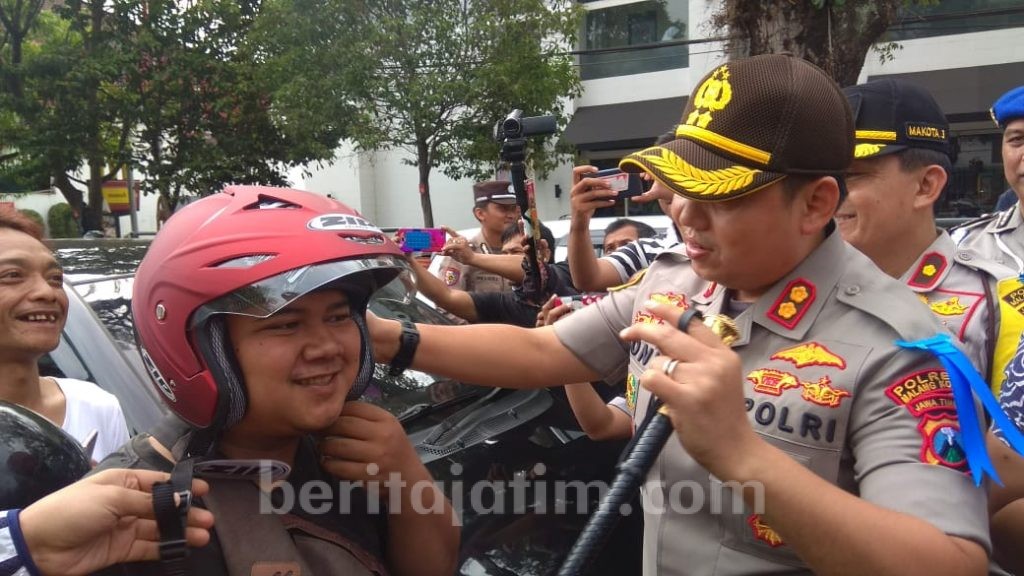 Polisi Bagikan Helm Gratis ke Pengguna Jalan di Kota Malang