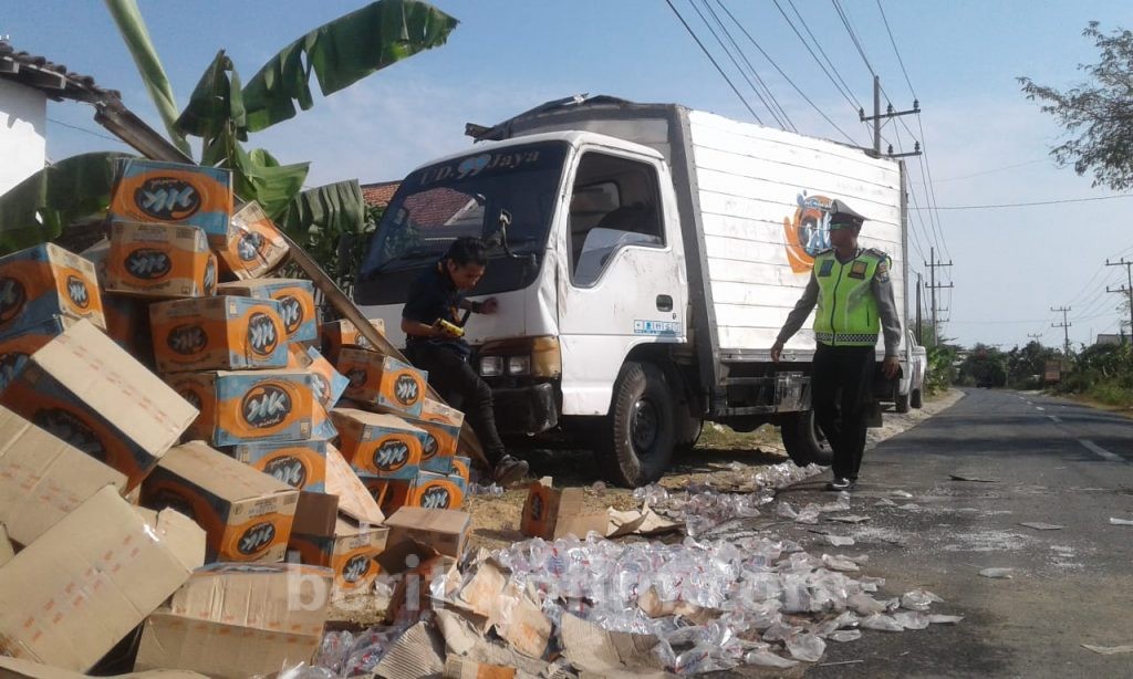 Mobil Terguling dan Mengeluarkan Asap Hitam, Sopir Selamat