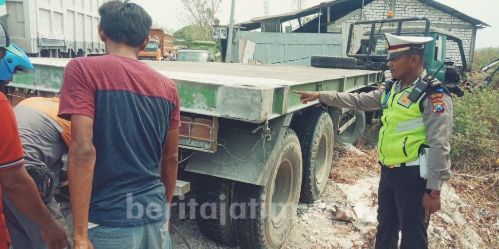 Truk Trailer Vs Dump Truk di Jalan Daendels Gresik, 1 Sopir Luka Serius