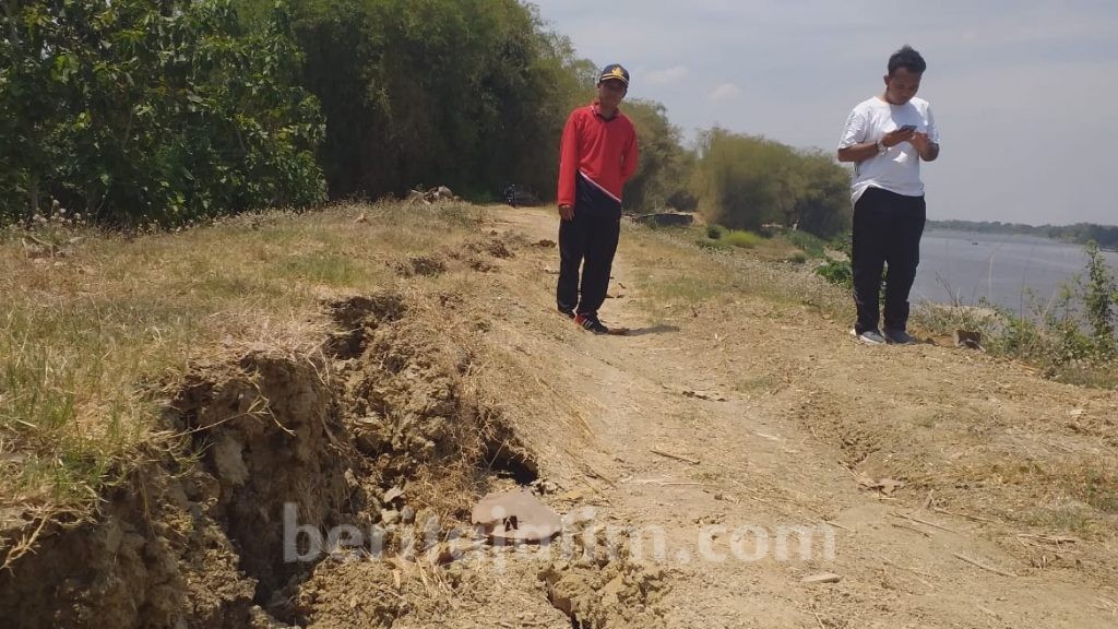 Tanggul Bengawan Solo Retak Puluhan Meter, Rawan Longsor Saat Banjir