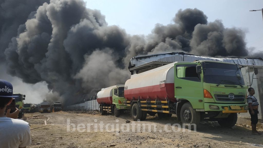 2 Truk Tangki Tetes Ikut Terbakar