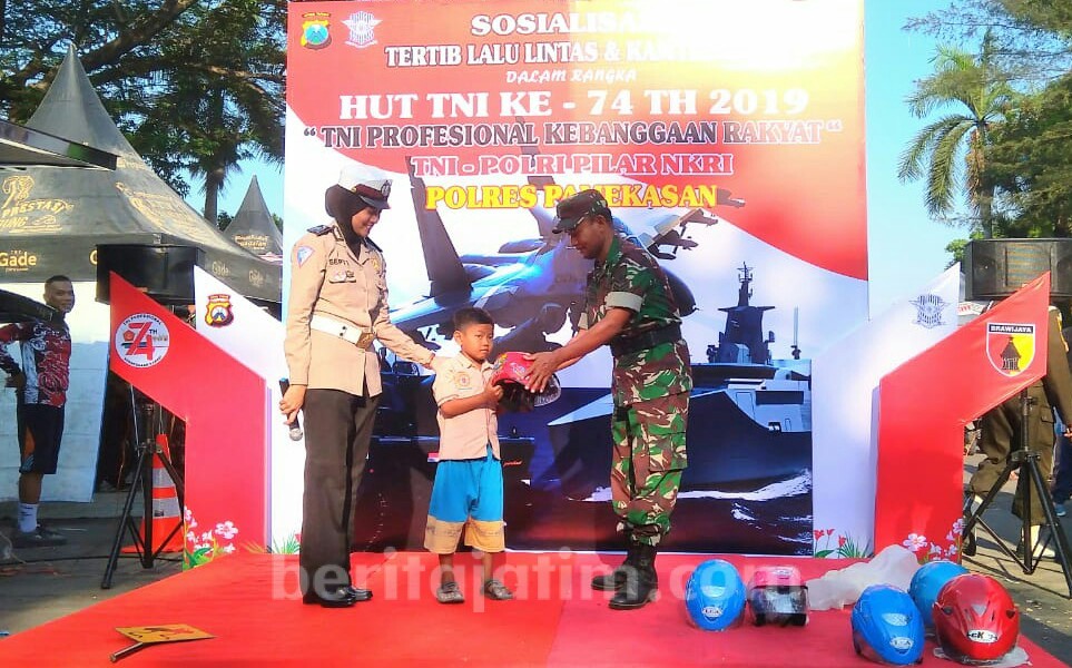 Polres Pamekasan Sosialisasikan Tertib Lalin Meriahkan HUT 74 TNI