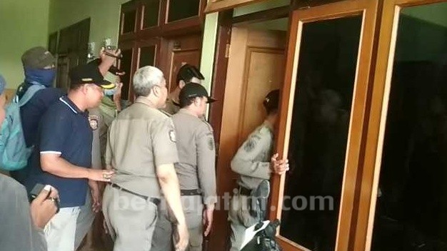 Berduaan dengan Janda di Kamar Kos, Oknum ASN Digerebek Satpol PP