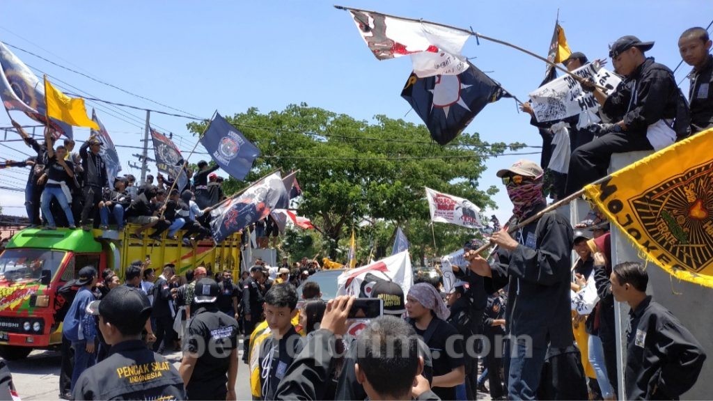 Ratusan Anggota PSHT Kawal Sidang Agenda Tuntutan Kasus Pembunuhan dan Pembakaran Juragan Rosokan di Mojokerto