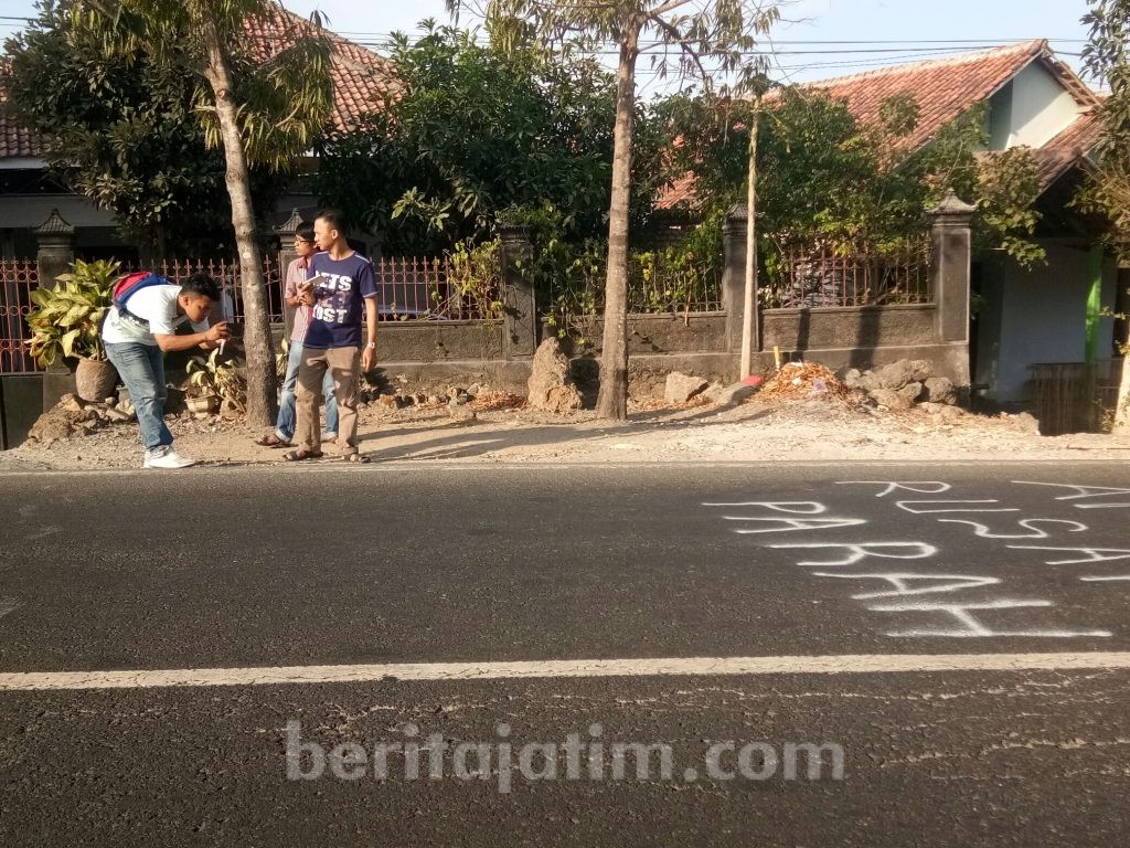Ingin Didengar Bupati, Warga Tulisi Jalan Raya yang Sering Makan Korban