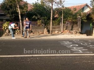 Ingin Didengar Bupati, Warga Tulisi Jalan Raya yang Sering Makan Korban