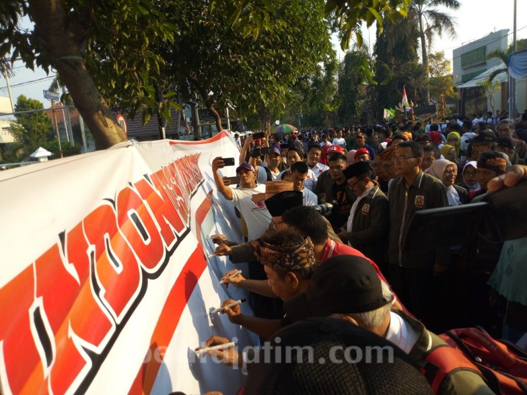 Warga Jombang Bubuhkan Tanda Tangan Dukung Pelantikan Jokowi-Ma’ruf
