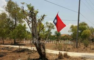 Bendera Asing Berkibar di Pantura Sampang Diturunkan