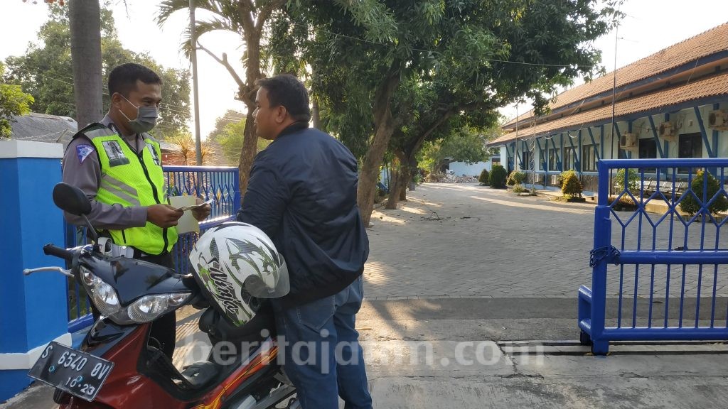 Hindari Razia, Pengendara Kendaraan Roda Dua di Mojokerto Pilih Masuk Gang