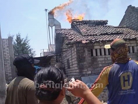 Home Industri Pengasapan Ikan di Tuban Terbakar, Warga Panik