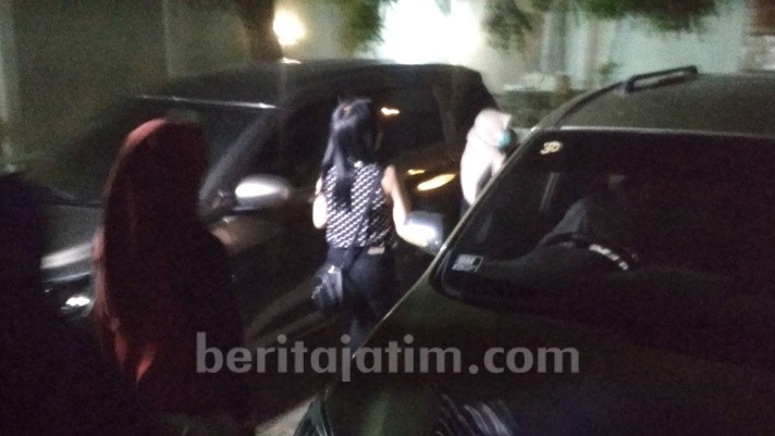 Positif Sabu, Dua Cewek Seksi ini Diamankan dari Karaoke