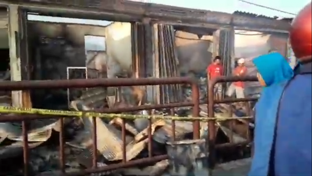 Sepanjang Pasar Tanah Merah Terpasang Police Line