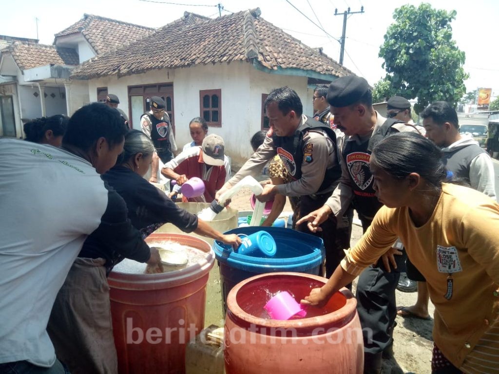 Tim Cobra Lumajang Bantu Warga Kekurangan Air Bersih