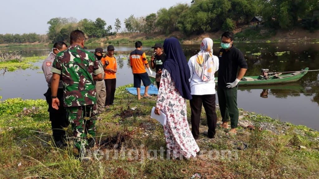 Perempuan ini Ditemukan Mengambang di Sungai Bengawan Solo