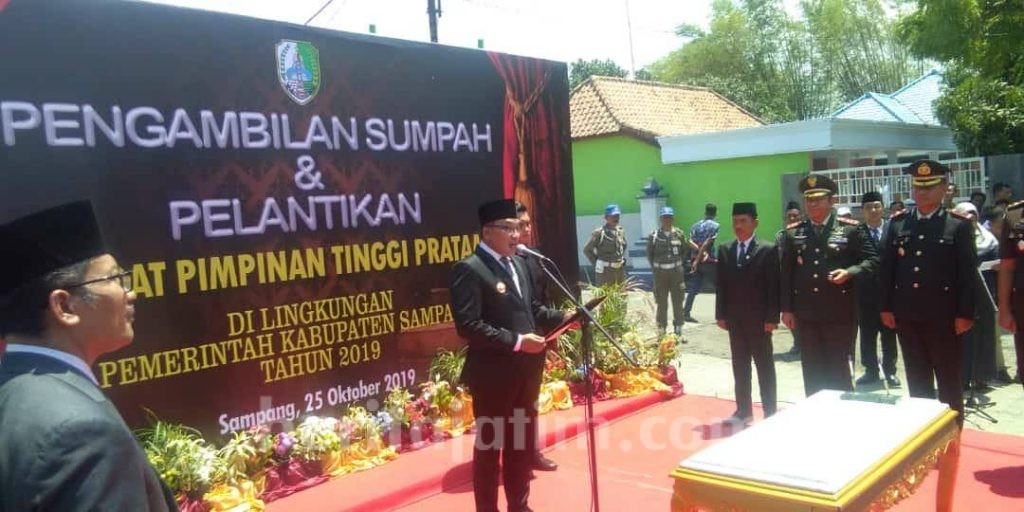Bupati Lantik Pejabat di Pelataran Makam, Area Masjid Sumpah Pocong