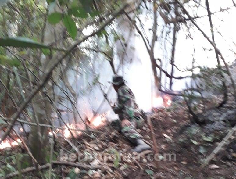 Koramil Ledokombo Bantu Padamkan Kebakaran Hutan di Gunung Raung