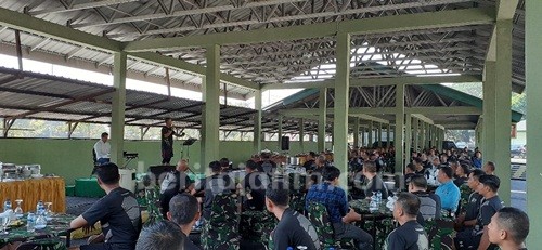 HUT TNI ke 74, Korem Bhaskara Jaya Surabaya Potong Tumpeng