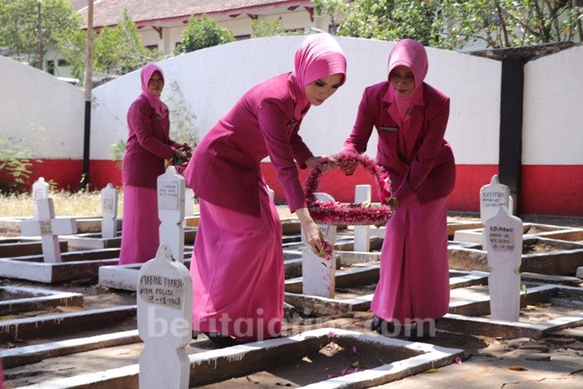 HKGB ke-67, Bhayangkari Ponorogo Lakukan Ziarah Makam Pahlawan