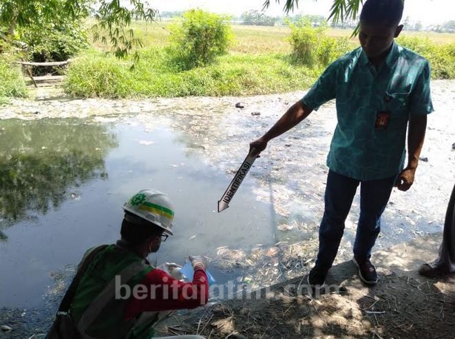 DLH Kabupaten Mojokerto Ambil Sampel Air Sungai Ledeng