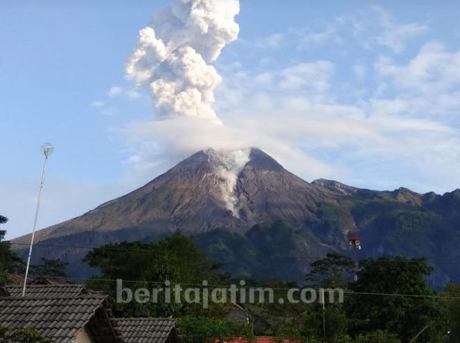 Gunung Merapi Meletus, Jarak Bahaya 3 Km dari Puncak