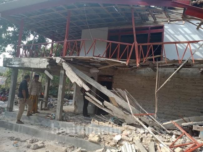 Blar!!! Bondet Meledak, Rumah Tukang Ojek di Sumenep Hancur