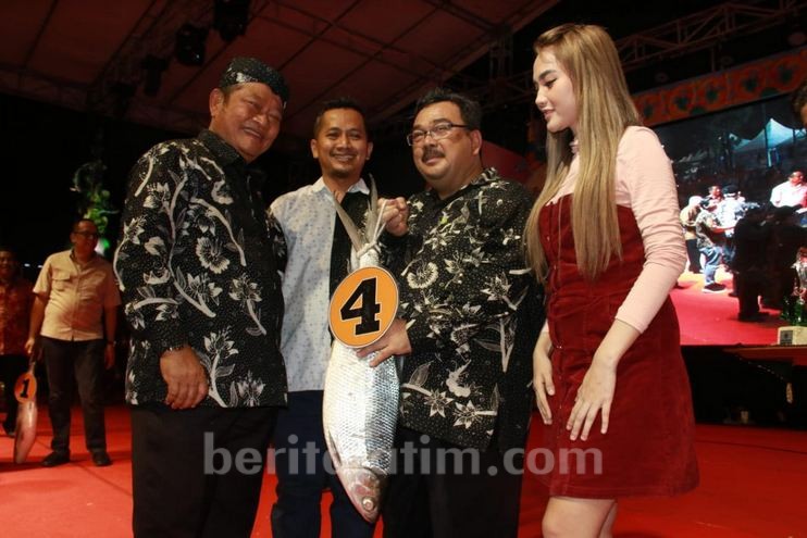Lelang Bandeng Kawak Sidoarjo, 1 Ikan Terjual Rp 155 Juta, Pembeli Bos KNV