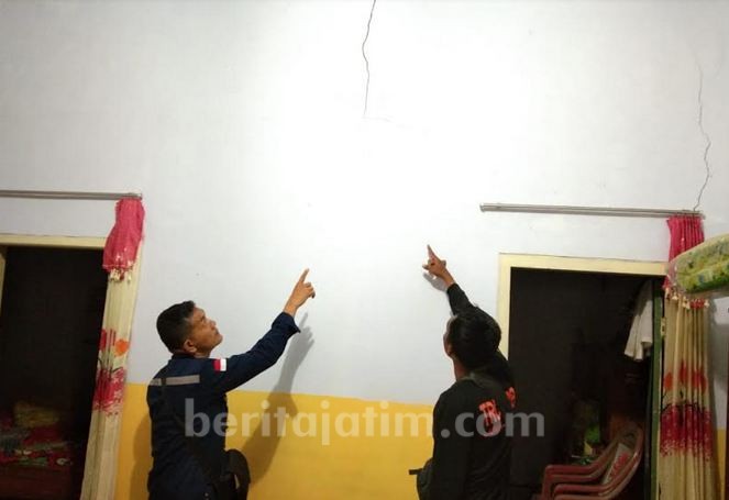 Gempa Tektonik Gunung Lemongan, Belasan Rumah Retak, Warga Tidur di Pekarangan