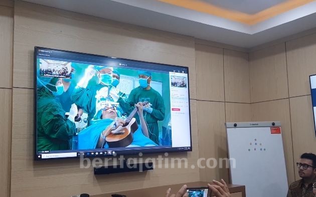 Operasi Otak Sambil Main Gitar