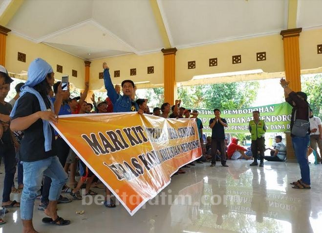 Warga di Mojokerto Ngluruk Balai Desa Cendoro