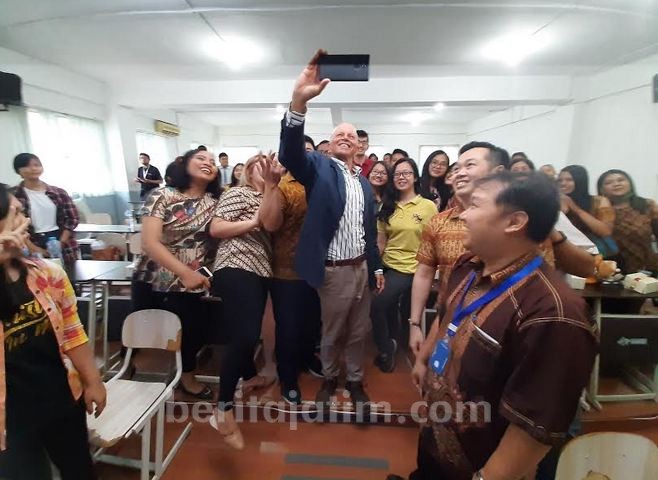 OHS Ajak Anak Surabaya Berkunjung ke Makam Belanda