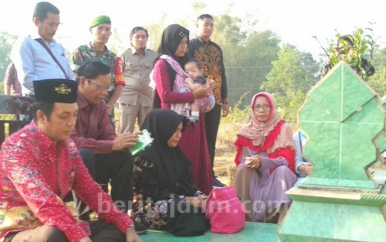 Jadi Menteri, Mahfud MD Ziarah ke Makam Ayahanda