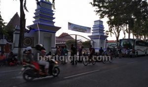 Pintu Masuk Rumah Dinas Bupati Sampang Dipadati Warga