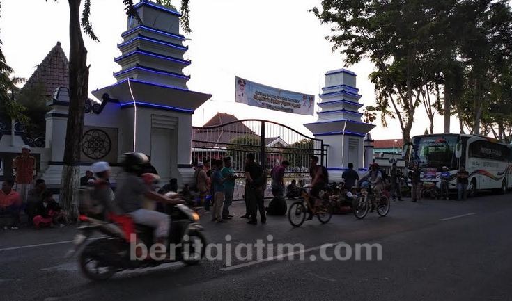 Pintu Masuk Rumah Dinas Bupati Sampang Dipadati Warga