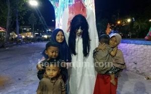 Demi Keluarga, Siang Sebagai Kuli Angkut LPG, Malam Jadi ‘Kuntilanak’