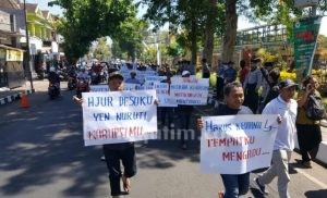 Puluhan Warga Desa di Malang Unjukrasa Kasus ADD