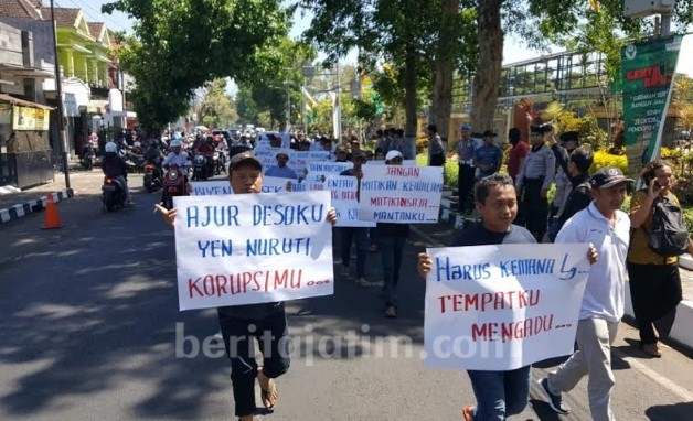 Puluhan Warga Desa di Malang Unjukrasa Kasus ADD
