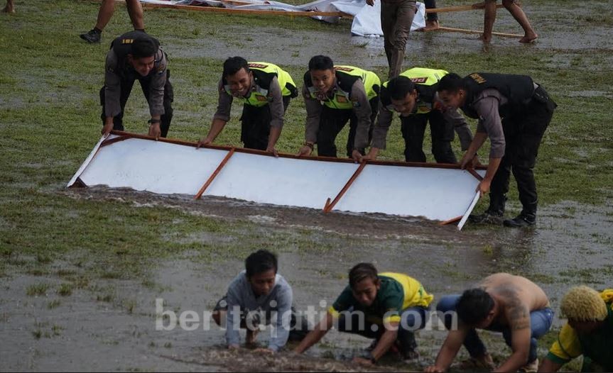 Stadion Rejoagung Banjir, Suporter dan Polisi Kuras Air Dengan Papan Iklan