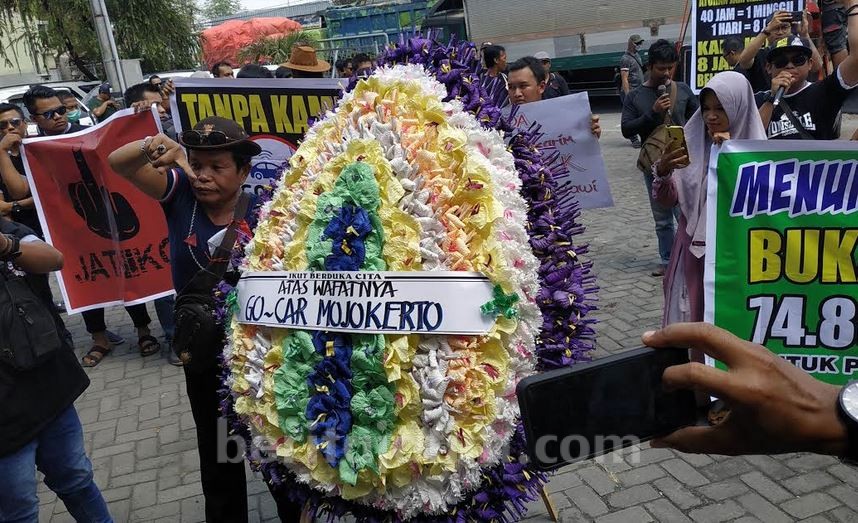 Bawa Karangan Bunga, Driver Online di Mojokerto Tuntut Hak
