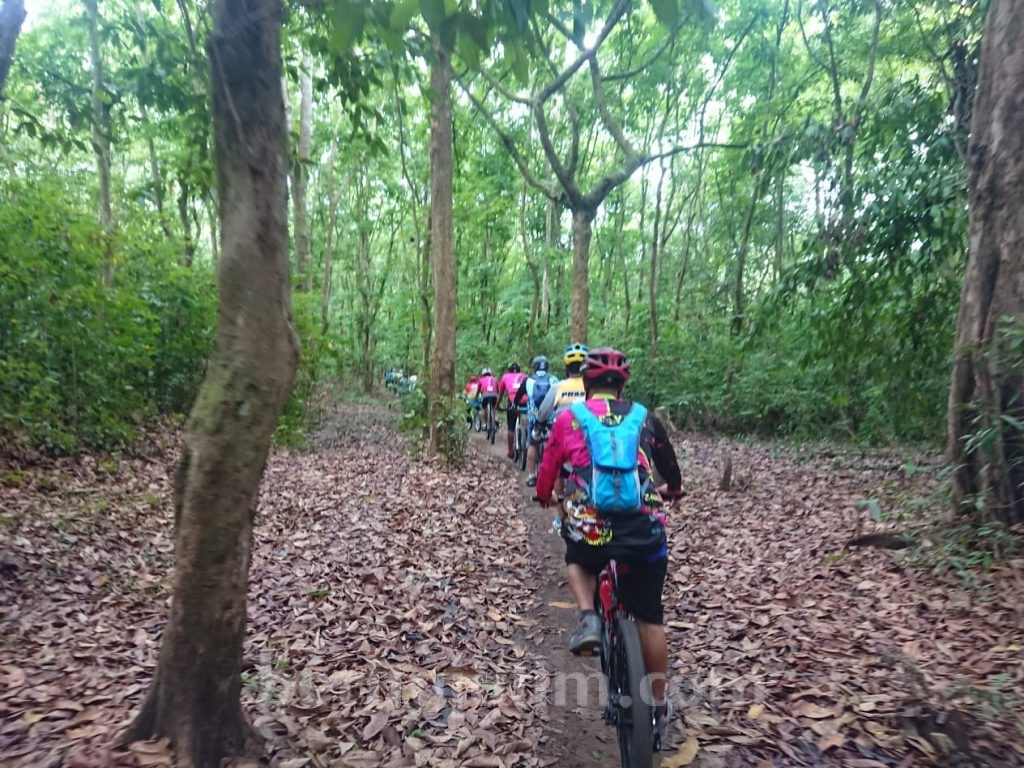 Bersepeda Sambil Berwisata di Pulau Merah Banyuwangi