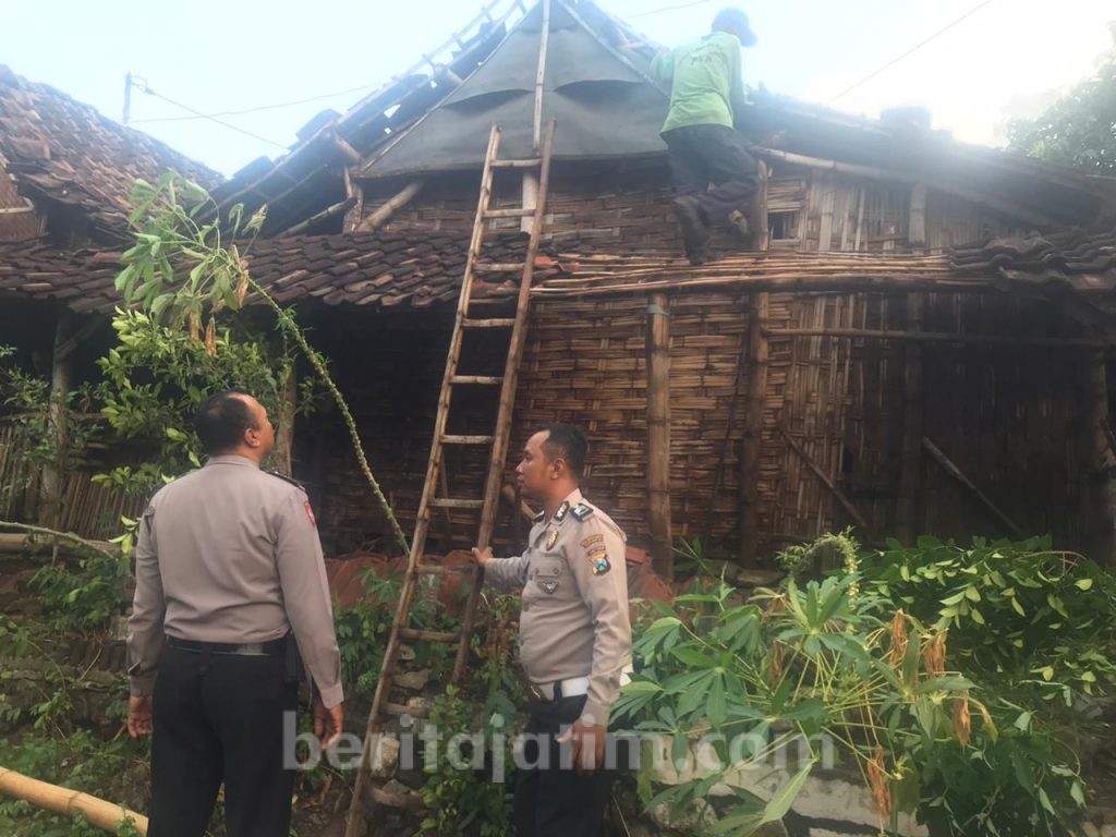 Angin Kencang Disertai Hujan Deras, Puluhan Atap Rumah di Mojokerto Rusak