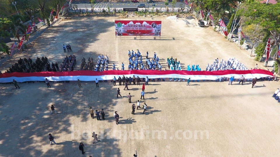 Bendera Merah Putih Jumbo Meriahkan Peringatan Hari Pahlawan di Pamekasan