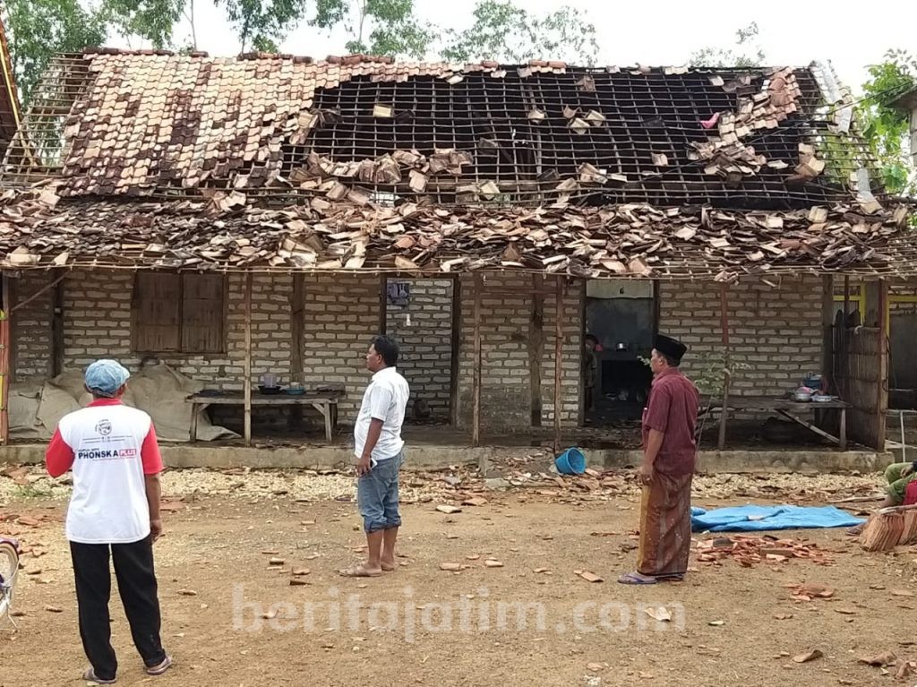 16 Rumah Warga Sampang Diterjang Puting Beliung