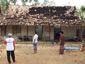 16 Rumah Warga Sampang Diterjang Puting Beliung
