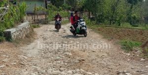 Jalan Raya Penghubung Antar Desa di Sampang Rusak Parah
