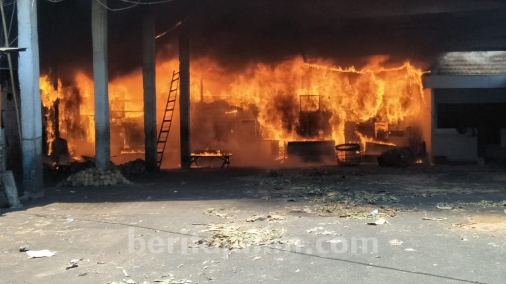Pasar Jalan Bendul Merisi Surabaya Terbakar, Kios dan Mobil Terbakar