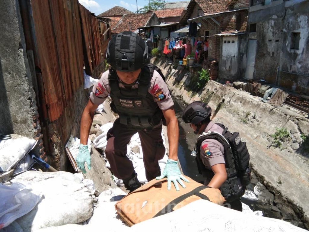 Granat Masih Aktif Ditemukan di Sungai Kawasan Simokerto Surabaya